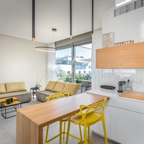 Hatch sightseeing plans over coffee at the breakfast bar