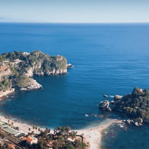 Pack the sunscreen and walk to Lumia Beach in ten minutes
