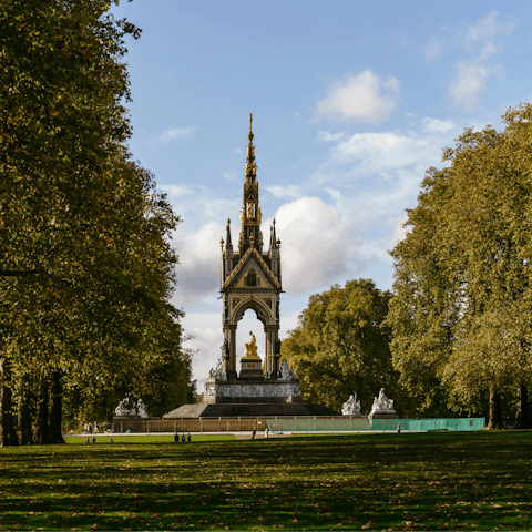 Stroll through Hyde Park, thirty minutes away