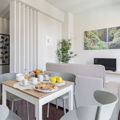 Gather around the dining table for breakfast before a day of exploring all the sights