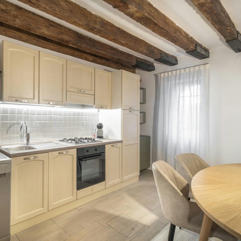 Plan your day in Venice over breakfast at home