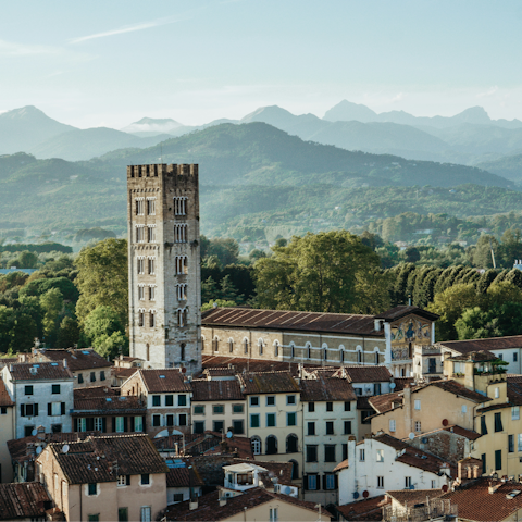 Take a few minutes' drive to the walled city of Lucca