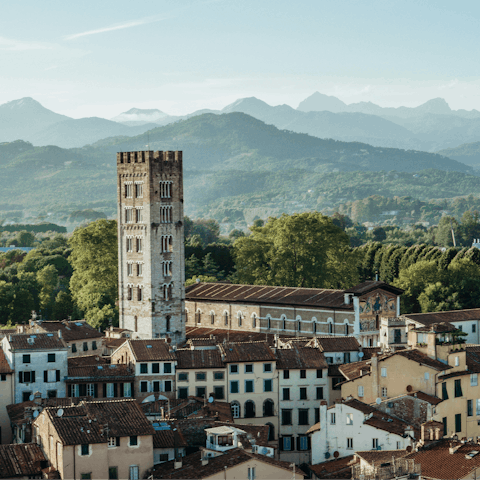 Take a few minutes' drive to the walled city of Lucca