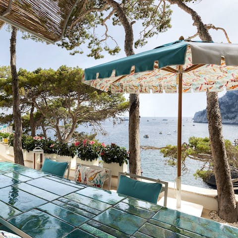 Feast alfresco before strolling to the beach