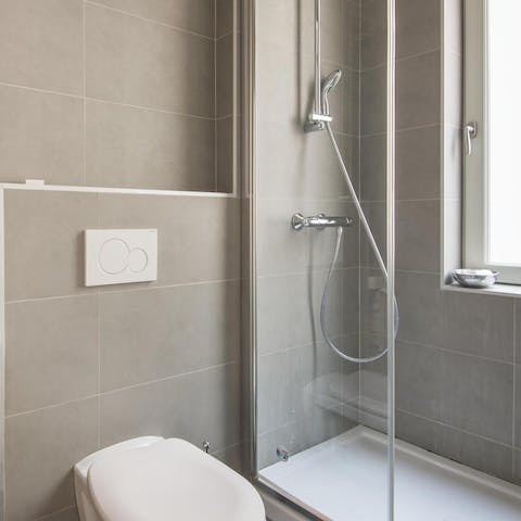 contemporary sleek bathrooms