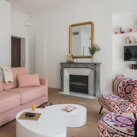 welcoming pastel living room decor
