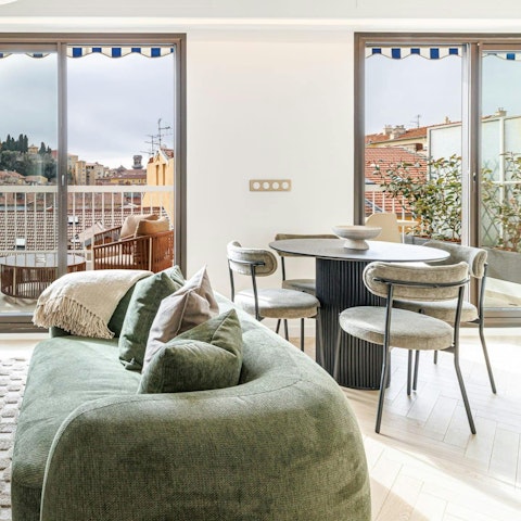 Relax in the light-filled living space after a busy day