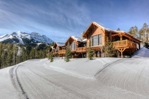 Ski straight to the slopes from this snow-dusted mountain lodge