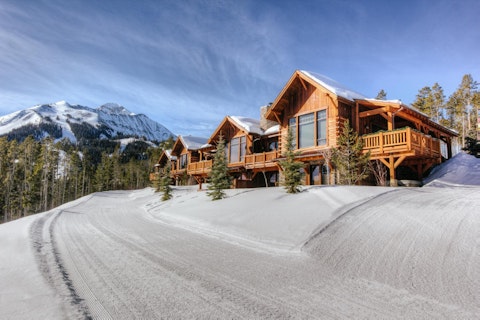 Ski straight to the slopes from this snow-dusted mountain lodge