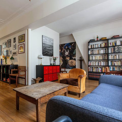 Relax in the living room with a glass of wine and one of the countless books on the shelves