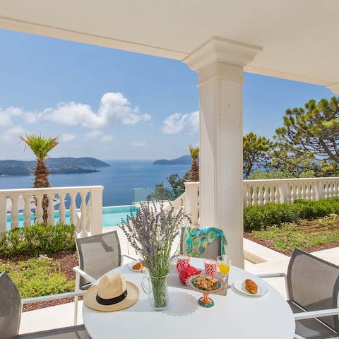 Enjoy alfresco lunches under the shade of the pergola
