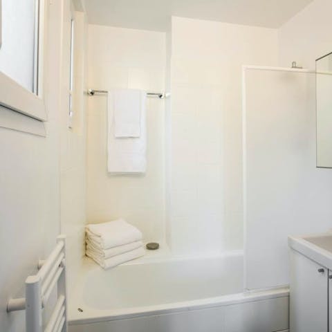 Draw yourself a hot bath to help yourself unwind after a busy day in Paris