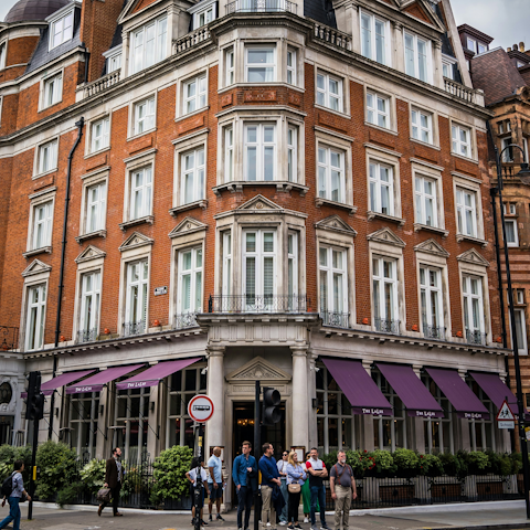 Stroll to neighbouring Chelsea for chic shops and eateries