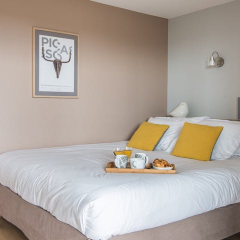 serene second-bedroom decor