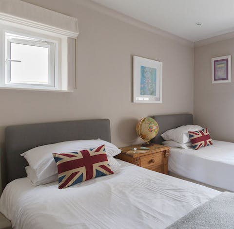 Versatility with 2 single beds