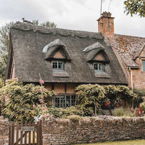 Stay in a picturesque hamlet just outside the Cotsworlds AONB