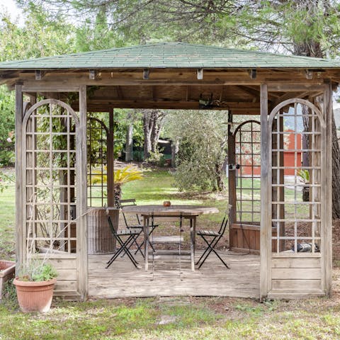 Dine alfresco in one of the garden's shaded verandas or terraces