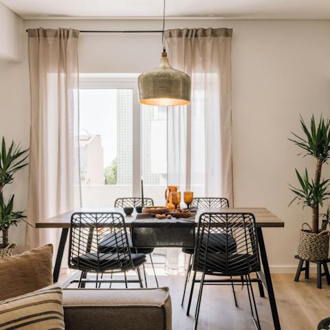 Lay the table for an atmospheric meal – the record player will bring the ambience