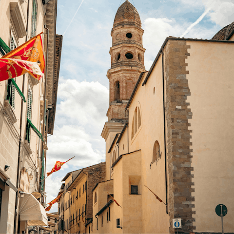 Discover the hilltop Tuscan town of Arezzo nearby