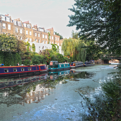 Stroll along Regent’s Canal in Islington and discover charming cafes and waterside pubs