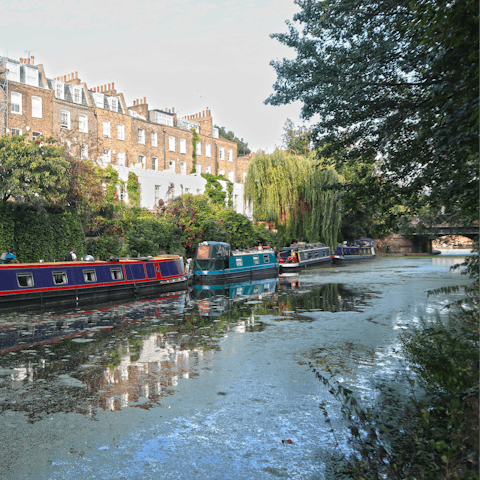 Stroll along Regent’s Canal in Islington and discover charming cafes and waterside pubs