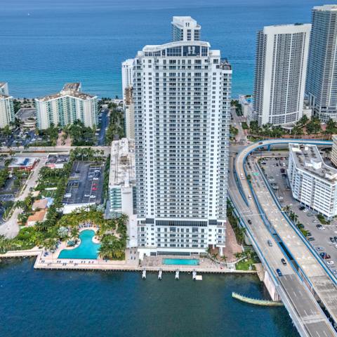 Stay in a great location with all sorts of excellent amenities in the building