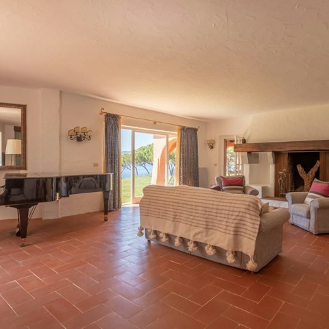 Play the piano in the traditional villa