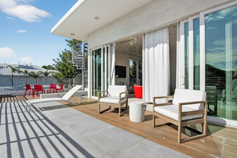 Toast to a Florida getaway on the sun-soaked roof terrace