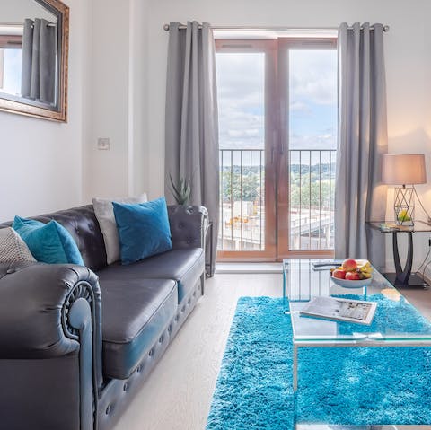 Kick back in the bright living room after a day of exploring St Albans, a fifteen walk away