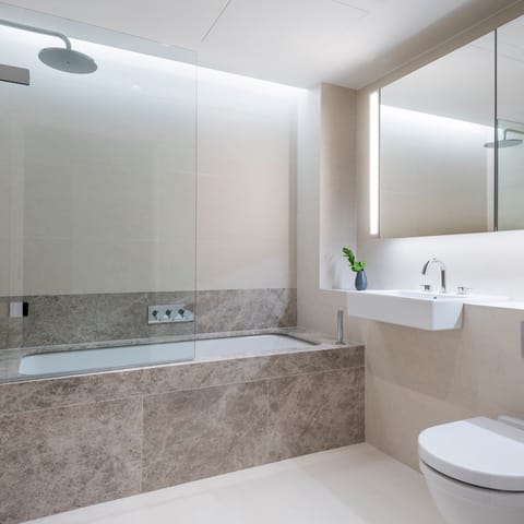 spacious & modern bathroom