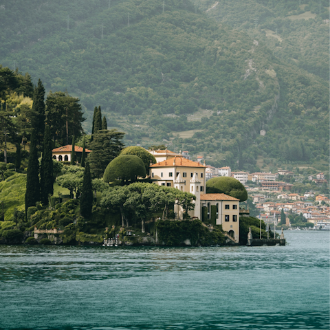 Stay right on the banks of Lake Como