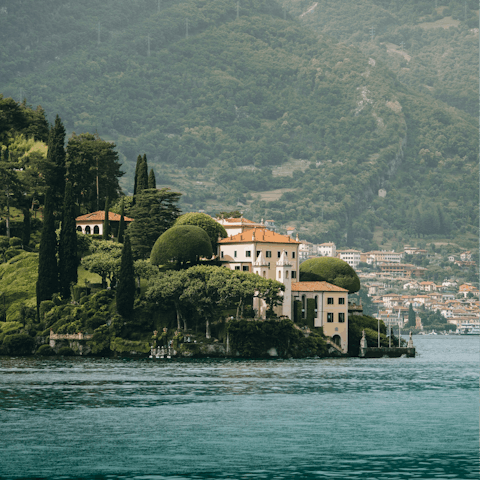 Stay right on the banks of Lake Como