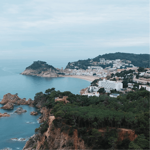 Discover the beautiful Costa Brava coast with Playa S’Agaró-San Pol a mile away