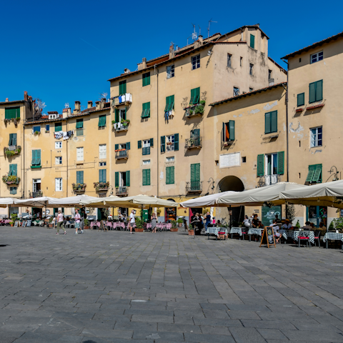 Stroll to Piazza dell'Anfiteatro in fifteen minutes