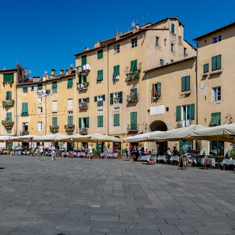 Stroll to Piazza dell'Anfiteatro in fifteen minutes