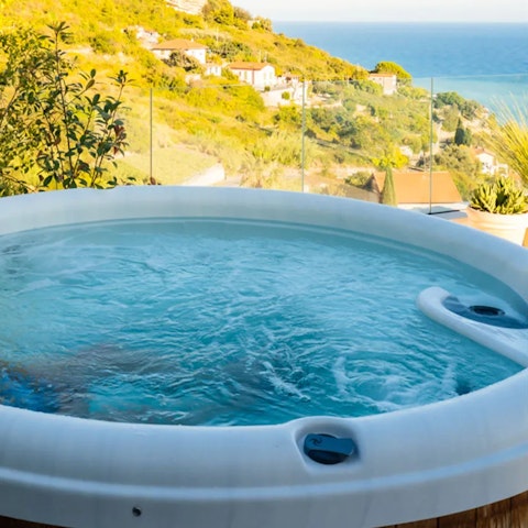 Watch the sunset with a glass of Champagne from the hot tub