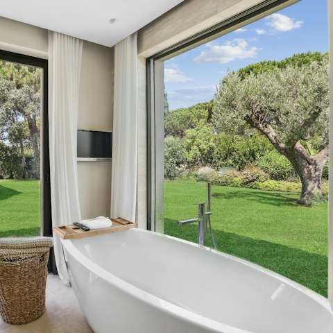 Soak in the bathtub with the beautiful scenery all around you