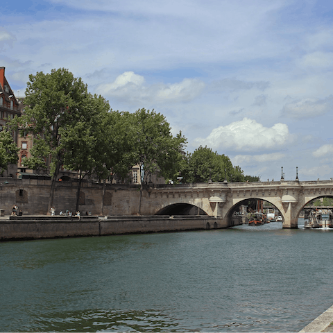 Be along the banks of the River Seine in ten minutes