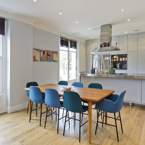 Come together for a traditional roast dinner in the kitchen-diner