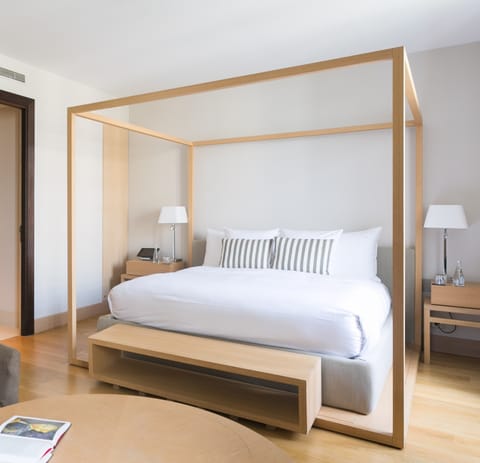 Sleep well in an artfully minimalist take on the four-poster bed