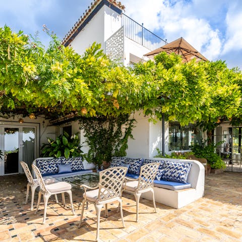 Share some drinks on a gorgeous day