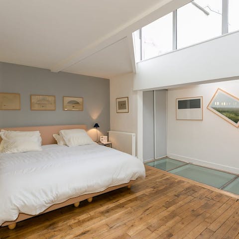 Unwind in the bedroom with its glass floor after a busy day walking around the sights of Paris