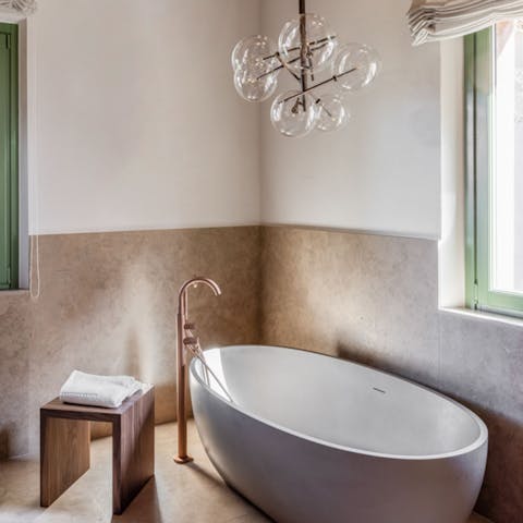 End the day with a long soak in the en-suite bathroom