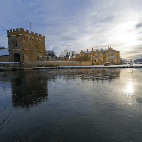 Stay in Banbury, just a thirteen-minute drive away from Broughton Castle