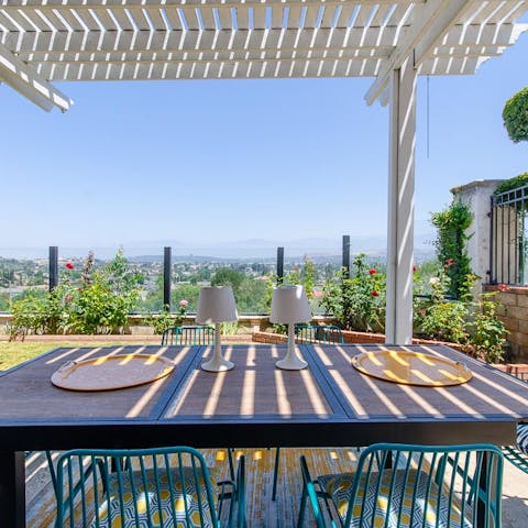 Lay the table for lunch with a view on the shady outdoor deck