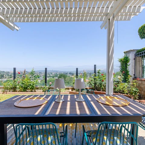 Lay the table for lunch with a view on the shady outdoor deck