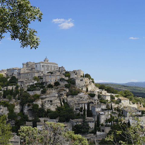 Explore the majestic hilltop village of Gordes – a short drive away