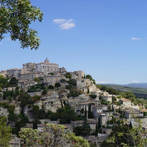 Explore the majestic hilltop village of Gordes – a short drive away