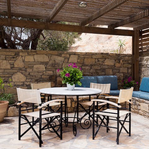 Cook up tasty Cretan cuisine and dine together on the patio
