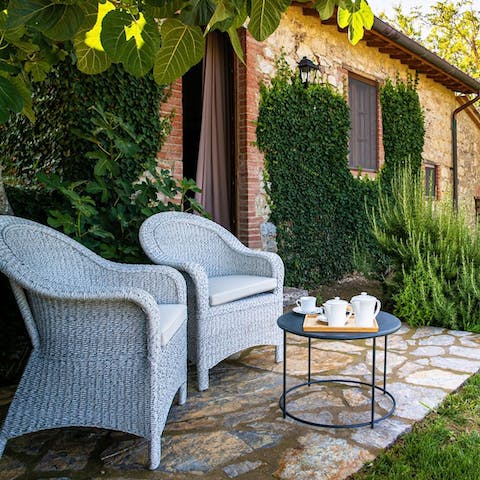 Enjoy some pan con l`uva (a sweet bread made with black grapes) in the garden